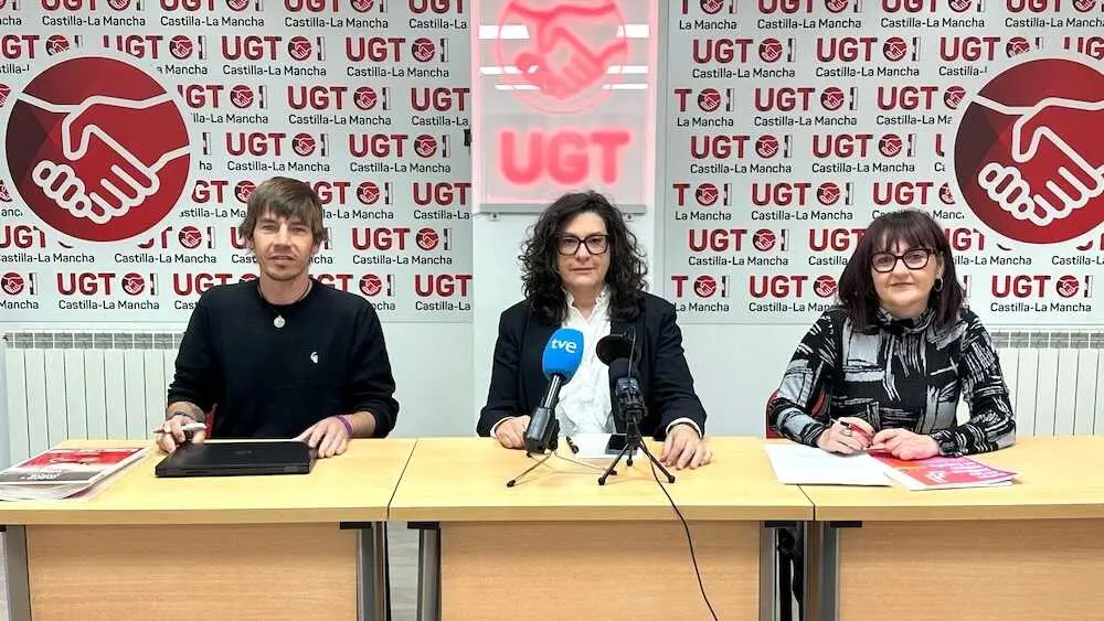 La secretaria general de UGT Castilla-La Mancha, Lola Alcónez (c); la secretaria de Empleo, Igualdad y Políticas Sociales, Isabel Carrascosa (d); y el responsable de Política Territorial de UGT Confederal, Eduardo Magaldi (i)