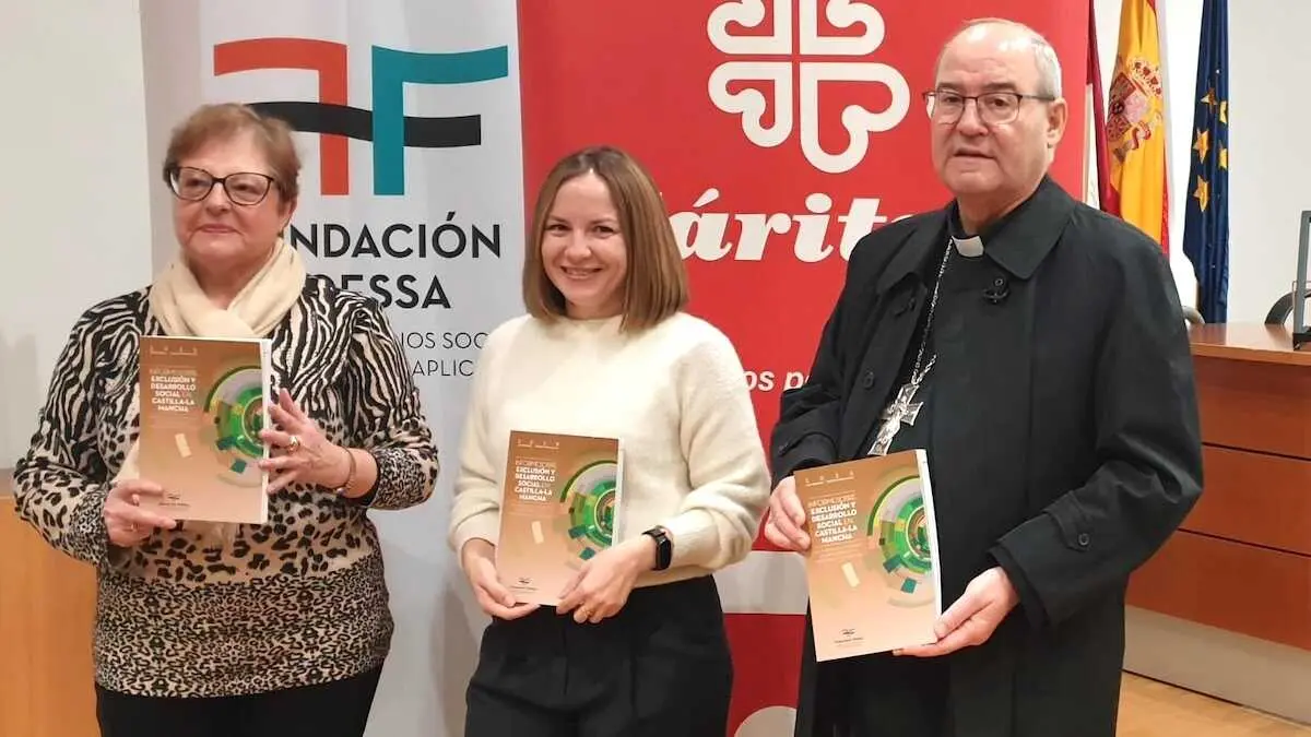 El arzobispo de Toledo, Francisco Cerro Chaves (d); la presidenta de Cáritas en la región, Rosa García (i), y la técnico de la Fundación de Estudios Sociales y Sociología Aplicada (Foessa), Marina Sánchez (c)