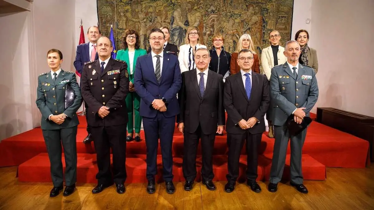 El consejero de Educación, Cultura y Deportes, Amador Pastor, ha presidido la firma de la constitución de la mesa técnica entre la Junta de Comunidades de Castilla-La Mancha y las instituciones implicadas en la prevención, intervención y seguimiento del acoso escolar.