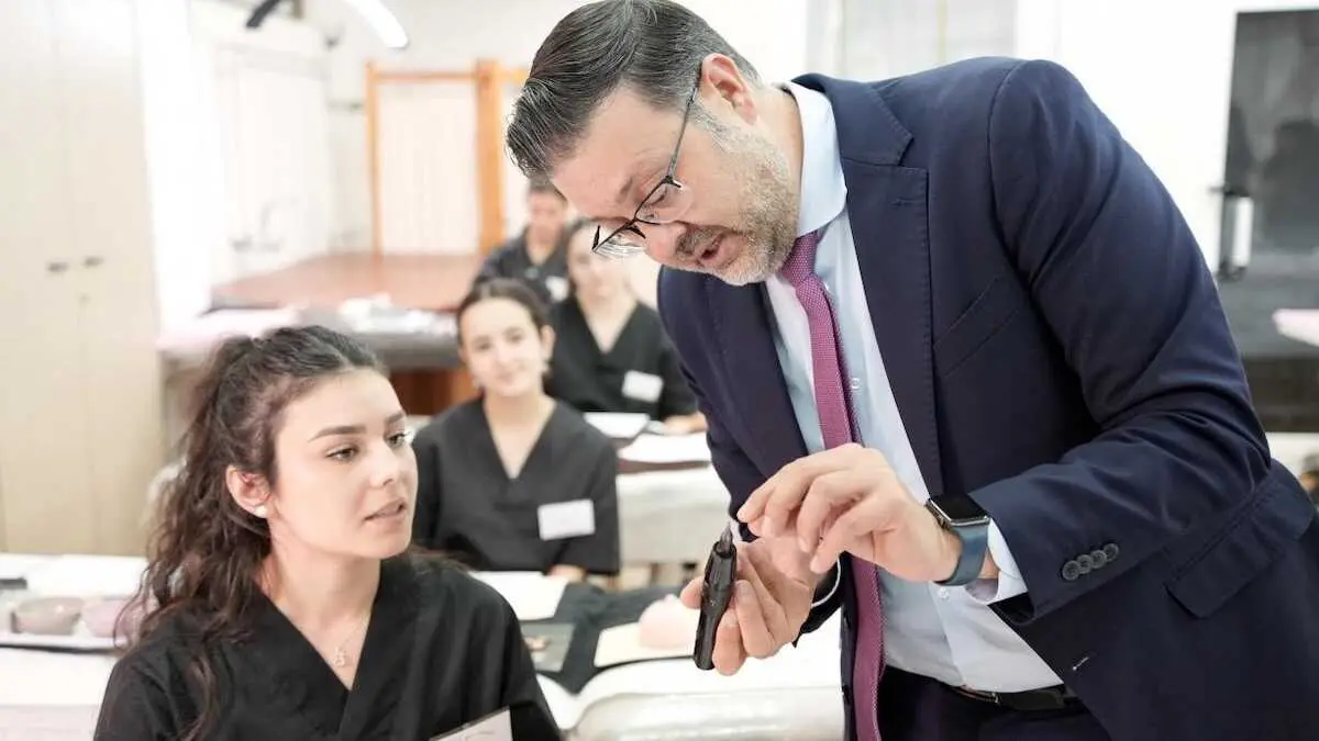 El consejero de Educación, Cultura y Deportes, Amador Pastor, en la visita que ha realizado al CIFP Número 1 de Toledo para conocer de primera mano el proyecto ‘Piel que cuenta: acompañamiento estético en la vivencia oncológica’