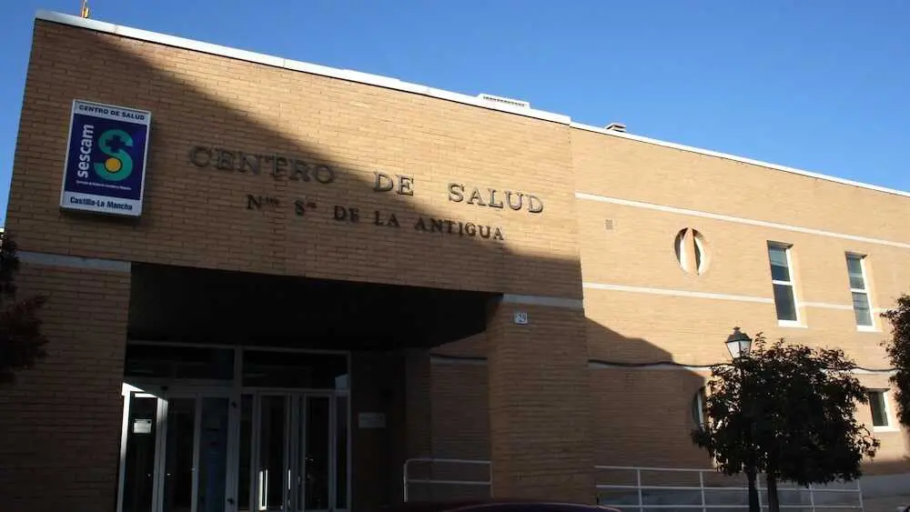 En la imagen de archivo el centro de salud de la localidad de Mora (Toledo)