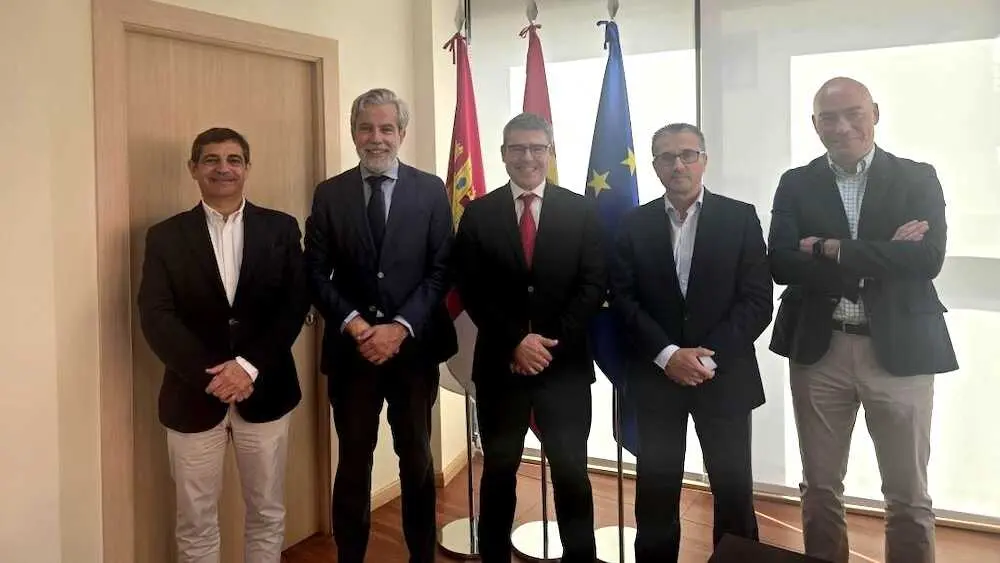 El director general de Empresas, Santiago Baeza, en la reunión que ha mantenido con los directores generales de los CEEIs de la región
