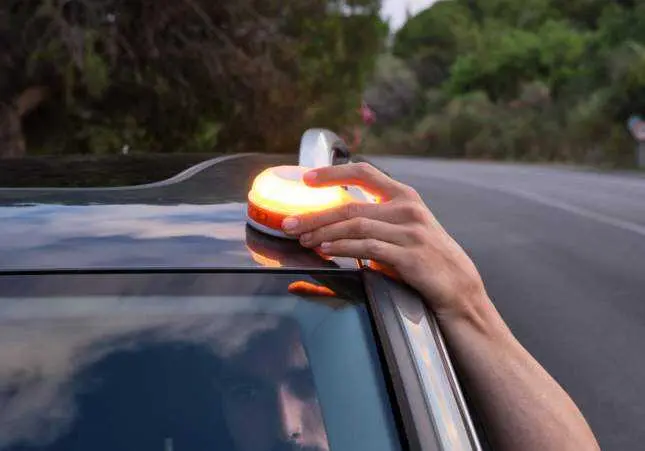 La estafa de las luces de emergencia: llevan logo de la DGT y no te evitarán la multa