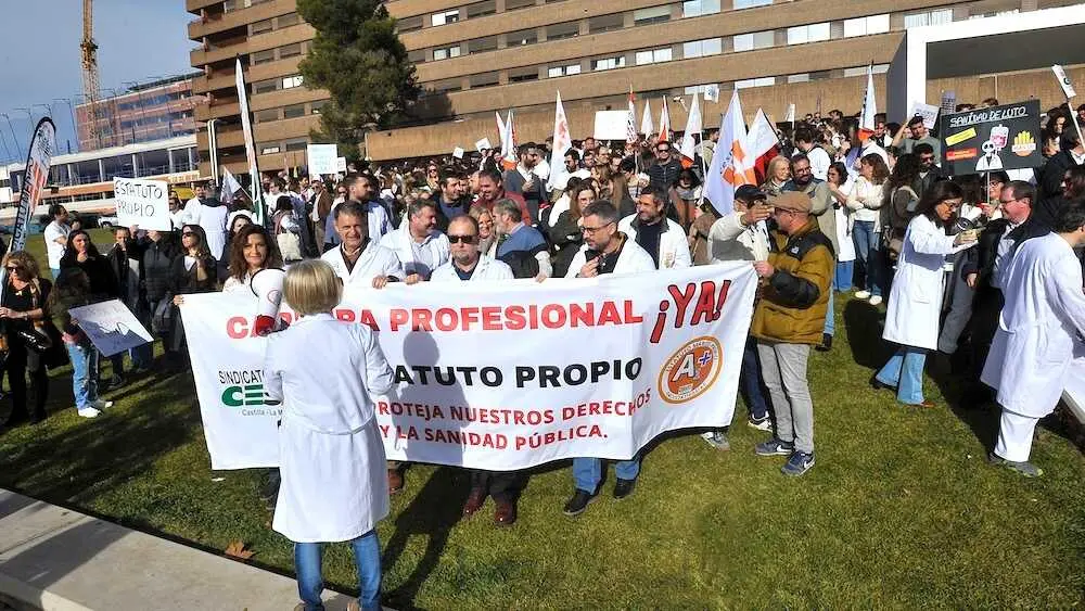 Manifestación de médicos en Albacete, este martes, con motivo de la primera de las cuatro jornadas de huelga nacional de médicos, facultativos y residentes convocada por CESM para rechazar el borrador del nuevo Estatuto Marco, a la que suma una huelga autonómica propia que pide reactivar la carrera profesional - EFE/Manu