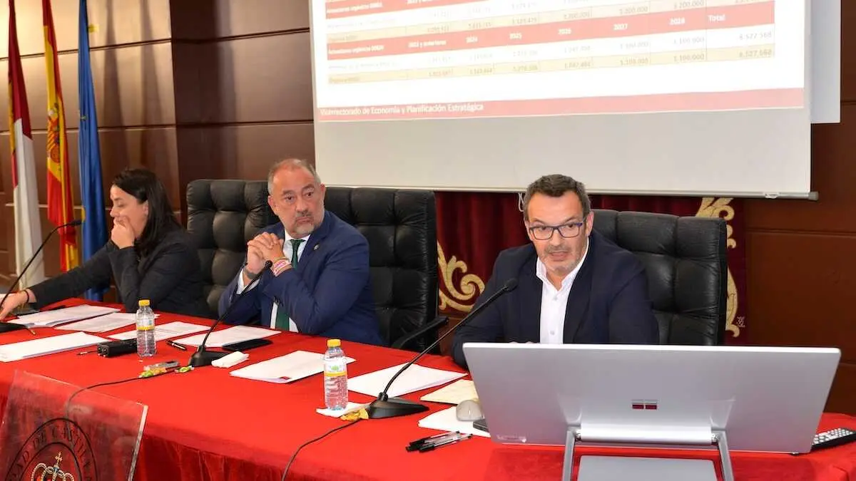 En la imagen un instante de la reunión del Consejo de Gobierno de la Universidad de Castilla-La Mancha (UCLM) celebrada este martes en Ciudad Real