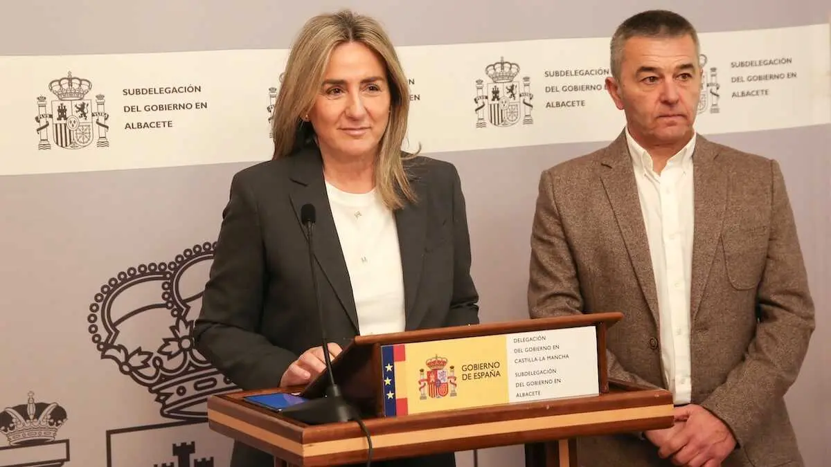 a delegada del Gobierno en Castilla-La Mancha, Milagros Tolón, junto al subdelegado en la provincia de Albacete, Miguel Juan Espinosa, durante la rueda de prensa que ha ofrecido