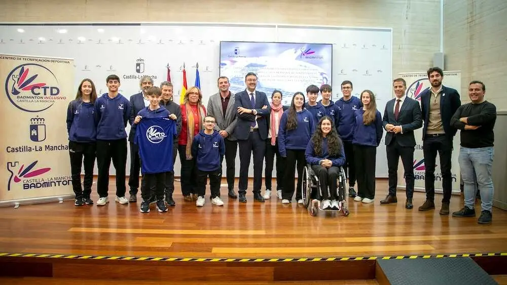 El consejero de Educación, Cultura y Deportes, Amador Pastor, ha asistido a la firma del convenio entre la Consejería y la Federación de Bádminton de Castilla-La Mancha para la cesión de la gestión de las instalaciones del Centro de Tecnificación Deportiva Inclusiva.