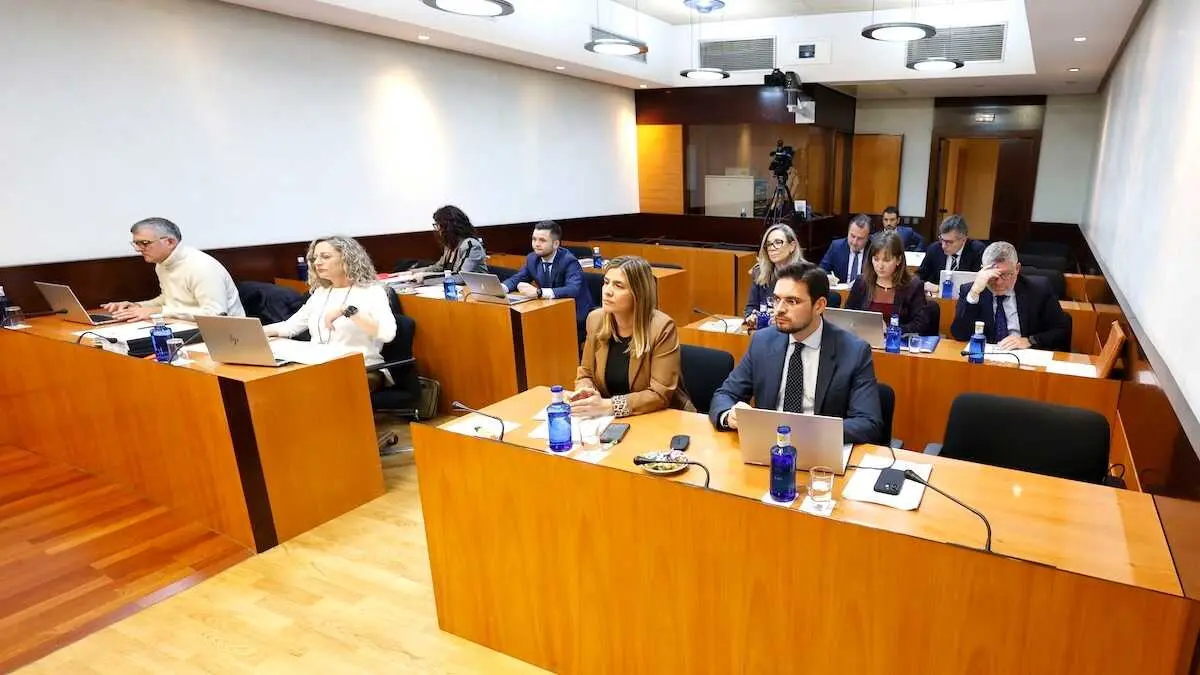 En la imagen un instante de la Comisión de Economía y Presupuestos de las Cortes de Castilla-La Mancha