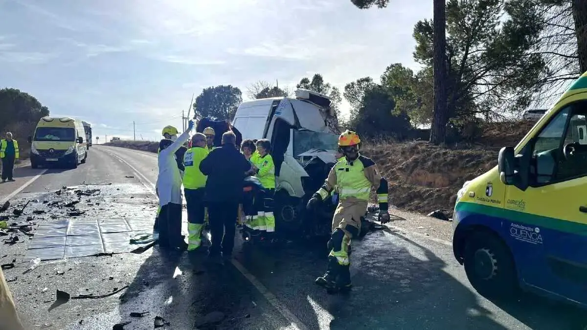 Un muerto y un herido tras chocar una furgoneta y un camión en Villanueva de la Jara (Cuenca), accidente de tráfico