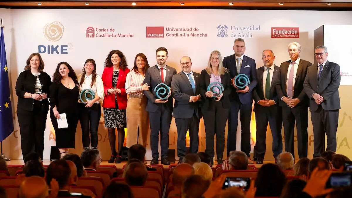 Imagen de familia de la entrega de los 'Premios Diké' de Derechos Humanos concedidos por las Cortes de Castilla-La Mancha, este miércoles en Toledo