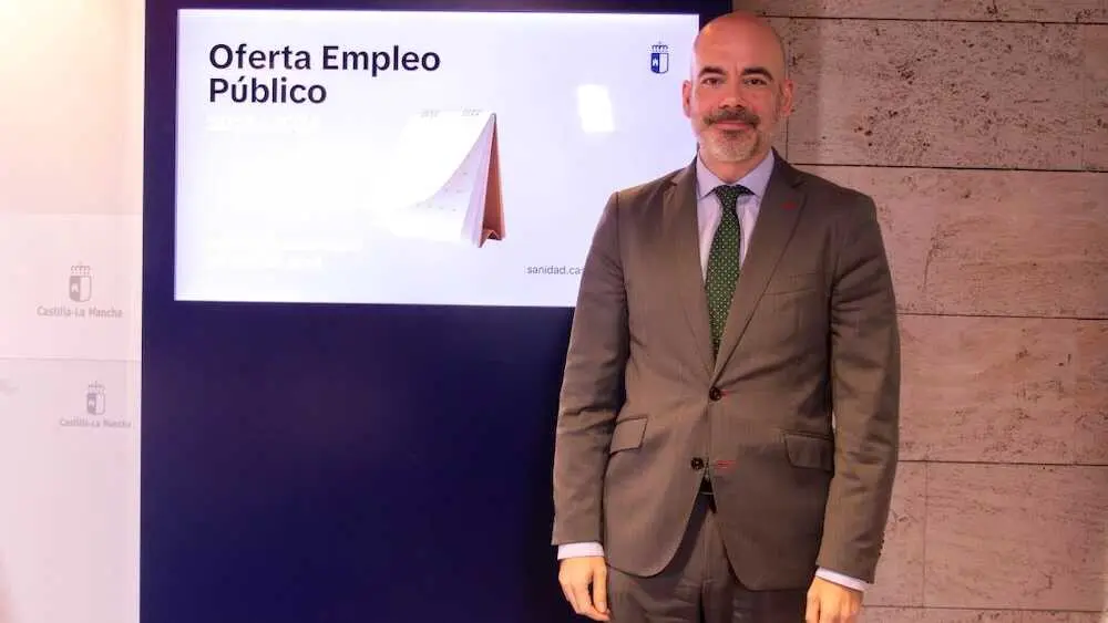 El director general de Recursos Humanos del Sescam, Íñigo Cortázar, ha informado sobre la convocatoria de exámenes de la Oferta de Empleo Público
