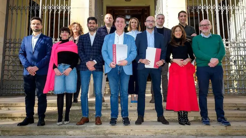 El presidente de la Diputación de Albacete, Santiago Cabañero, ha presentado el proyecto de presupuestos de la institución para 2026 acompañado de su equipo de gobierno