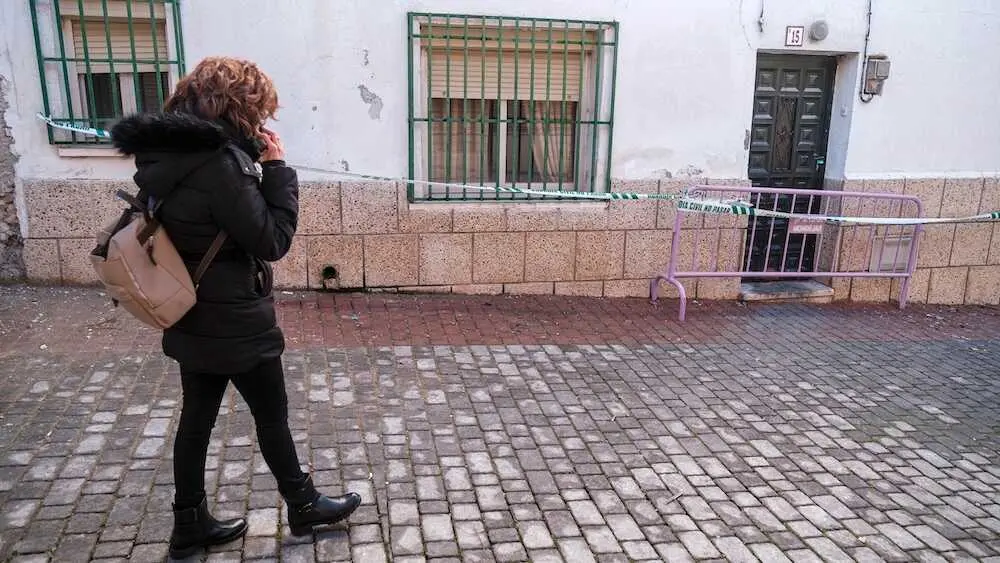 Vivienda precintada tras el incendio que se ha producido este jueves en Mondéjar (Guadalajara) en el que una persona ha fallecido y otras seis resultaron heridas - EFE/Nacho Izquierdo