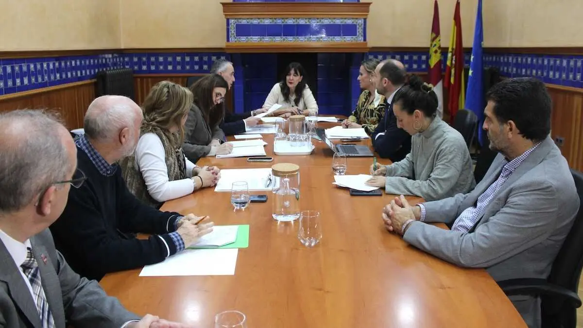 La delegada de la Junta en Ciudad Real, Blanca Fernández, ha presidido la reunión de la comisión de seguimiento de las obras del Paseo del Bosque de Puertollano