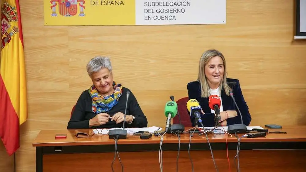 La delegada del Gobierno en Castilla-La Mancha, Milagros Tolón, junto a la subdelegada en Cuenca, María&nbsp;Luz Fernández, en rueda de prensa