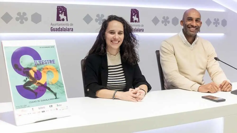 El concejal de Deportes, Armengol Engonga, junto a la organizadora de la San Silvestre, María Amarilla