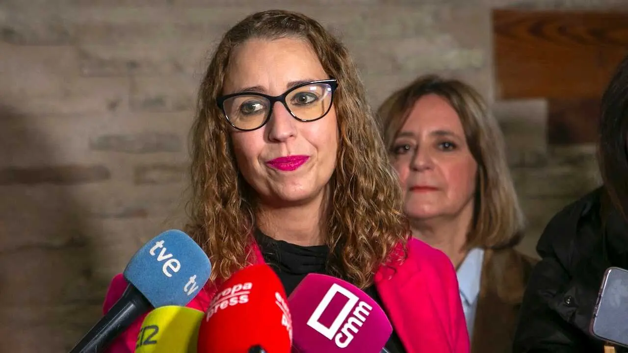 La consejera de Igualdad de Castilla-La Mancha, Sara Simón, atendiendo a los medios de comunicación este viernes antes de participar en una jornadas en Toledo