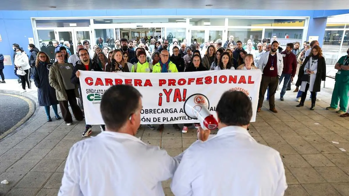 Participantes en la concentración ante el Hospital Universitario de Toledo este viernes, en el que se ha vidido la cuarta y última jornada de huelga nacional de médicos, facultativos y residentes convocada por CESM - EFE/Ismael Herrero
