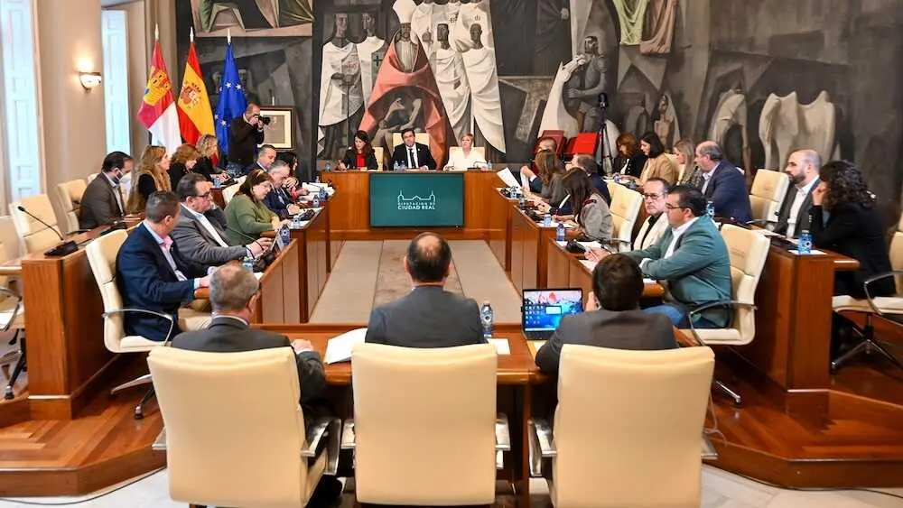 En la imagen un instante del pleno de la Diputación de Ciudad Real celebrado este viernes que ha aprobado el presupuesto de la institución para 2026