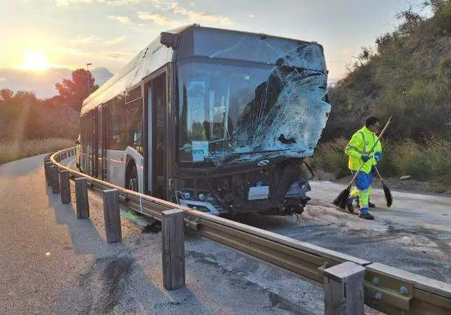 Cuatro heridos, uno de ellos crítico, tras colisionar un autobús y una ambulancia