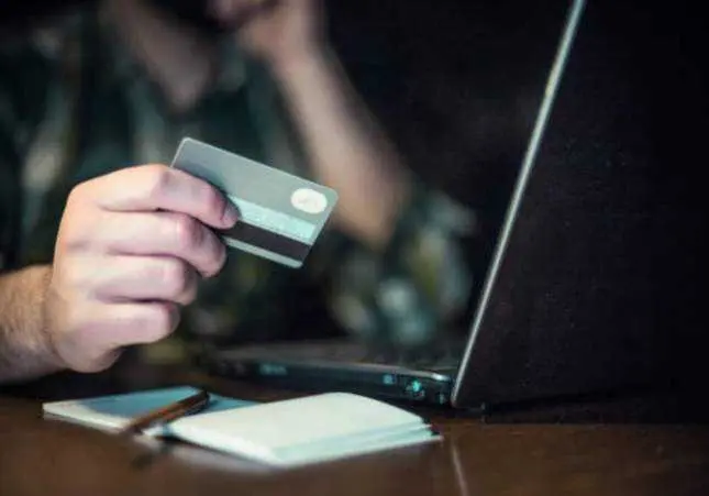 Crece una estafa silenciosa en compras online: el gesto mínimo que puede arruinarte, tarjeta, compras online,
