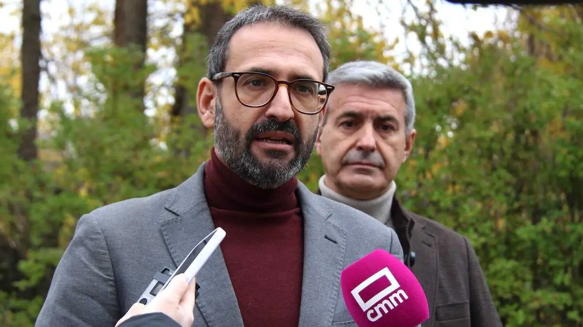 El secretario de Organizaci&oacute;n del PSOE de Castilla-La Mancha y diputado nacional, Sergio Guti&eacute;rrez, atendiendo a los medios este domingo momentos antes de participar en la tradicional comida de Navidad del PSOE de Toledo