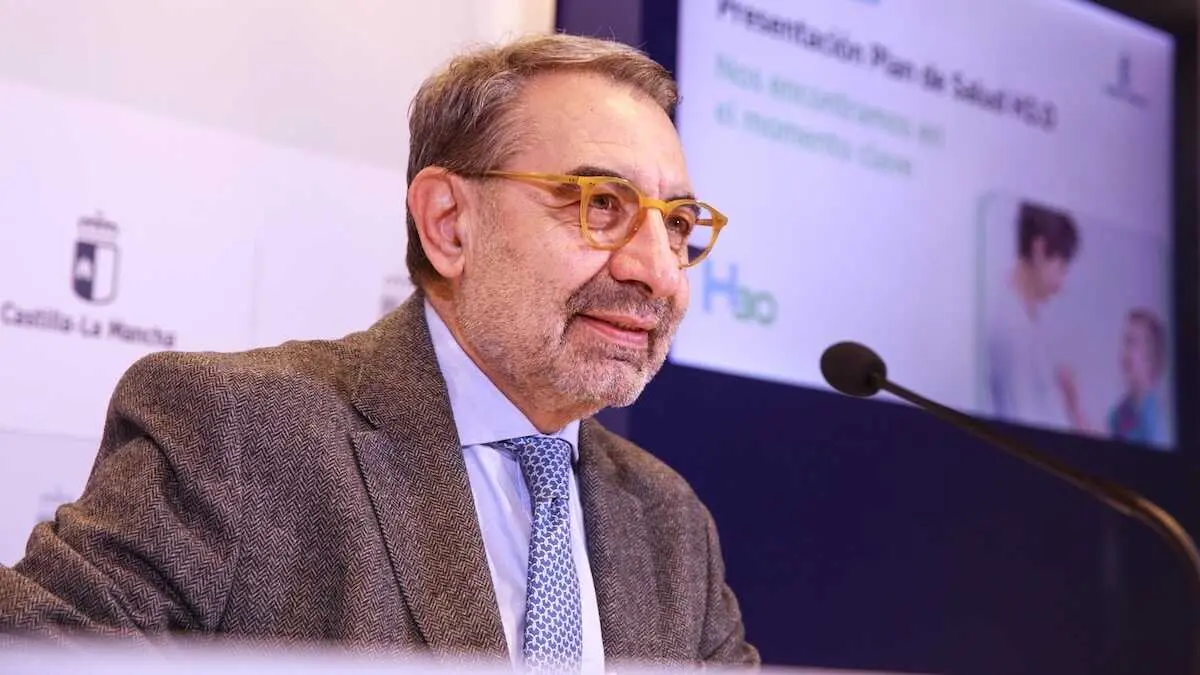 El consejero de Sanidad, Jes&uacute;s Fern&aacute;ndez Sanz y la directora general de Planificaci&oacute;n, Ordenaci&oacute;n, Inspecci&oacute;n Sanitaria y Farmacia, Carmen Encinas, han presentado el nuevo Plan de Salud H 3.0 en la Sala de Prensa de la Consejer&iacute;a de Sanidad