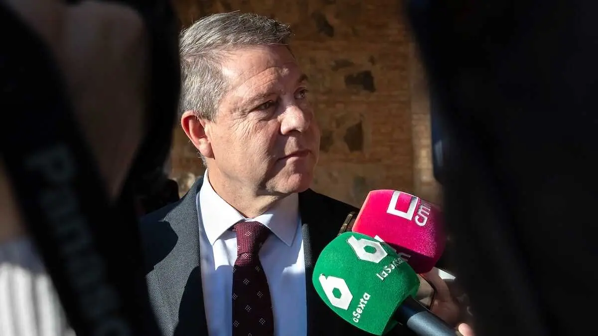 El presidente de Castilla-La Mancha, Emiliano García-Page, atendiendo a los medios de comunicación este lunes tras participar en un foro en Toledo