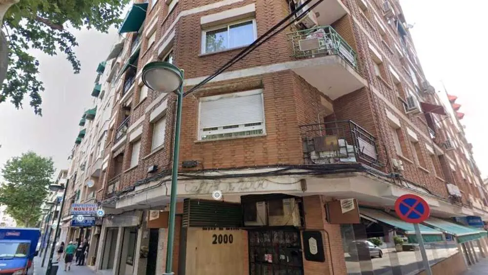 En la imagen el bloque de viviendas en Ciudad Real donde resid&iacute;as la familia y fue hallado el beb&eacute; muerto