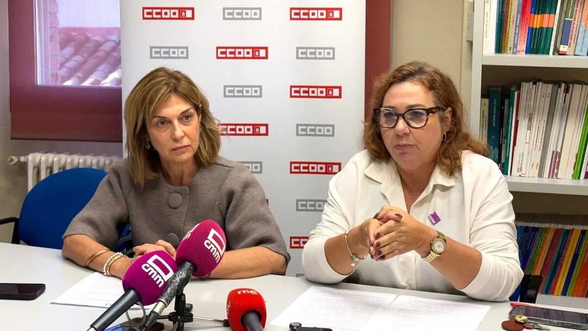 La secretaria de Federaci&oacute;n de Servicios a la Ciudadan&iacute;a de CCOO Castilla-La Mancha, Carmen Juste y la secretaria e Federaci&oacute;n en Ense&ntilde;anza, Ana Delgado, durante la rueda de prensa que han ofrecido