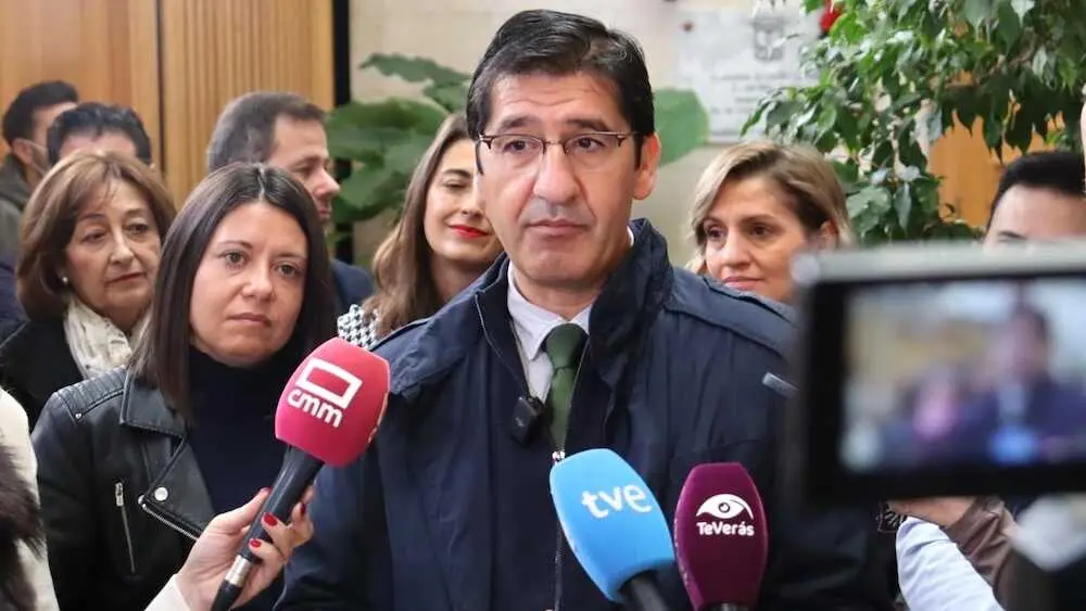 El vicepresidente segundo del Gobierno de Castilla-La Mancha, Jos&eacute; Manuel Caballero, atendiendo a los medios de comunicaci&oacute;n