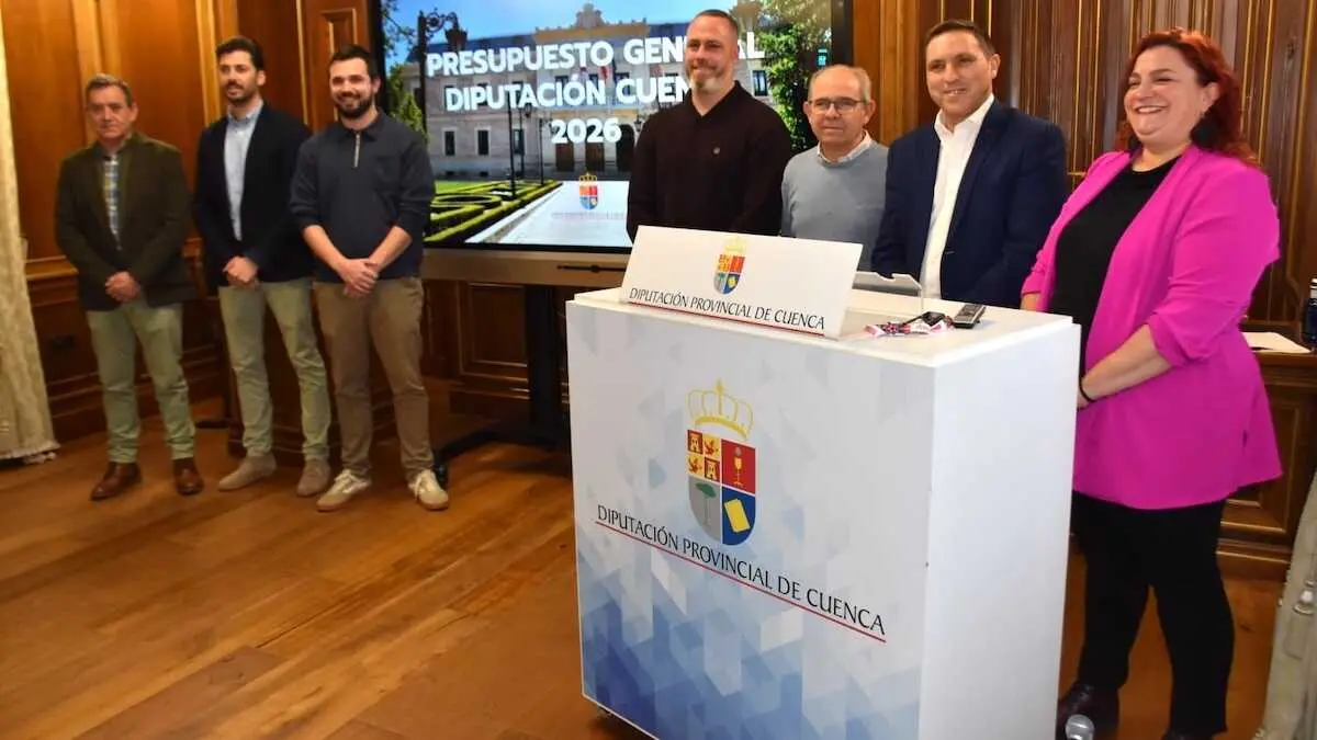 El presidente de la Diputaci&oacute;n de Cuenca, &Aacute;lvaro Mart&iacute;nez Chana, acompa&ntilde;ado de miembros de su gobierno durante la presentaci&oacute;n del presupuesto para 2026