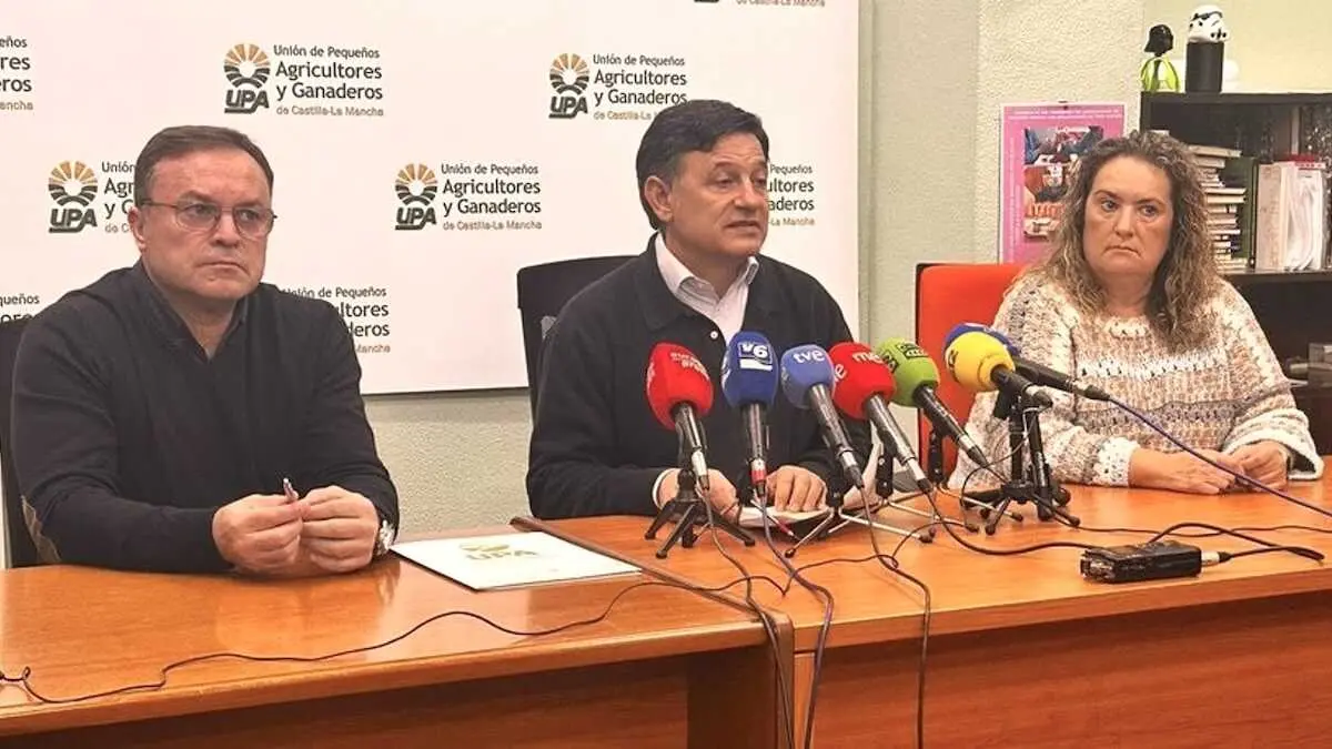 El secretario general de UPA en Castilla-La Mancha, Juli&aacute;n Morcillo (c), durante la rueda de prensa que ha ofrecido para hacer balance del a&ntilde;o