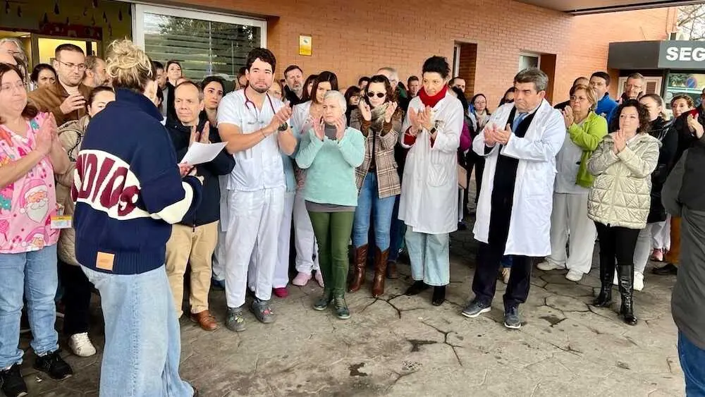 El personal sanitario de Puertollano (Ciudad Real) se concentra en protesta por las agresiones