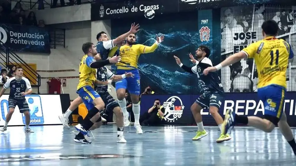 El Caser&iacute;o naufraga en O Gata&ntilde;al y regresa de vac&iacute;o tras ceder ante Cangas (34-25) - Fotograf&iacute;a: Rober Pastoriza