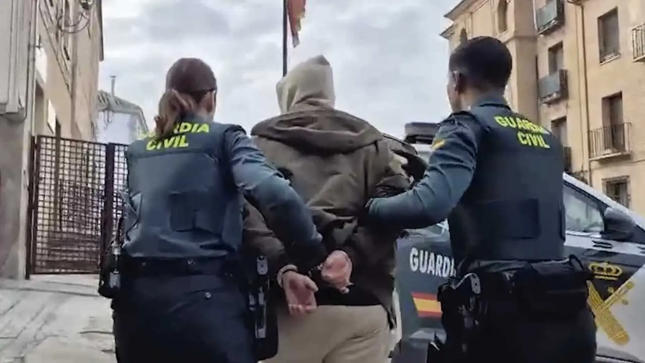 En la imagen agentes de la Guardia Civil junto al joven de 25 a&ntilde;os detenido por el asesinato de un hombre en Villanueva de Alcardete (Toledo)
