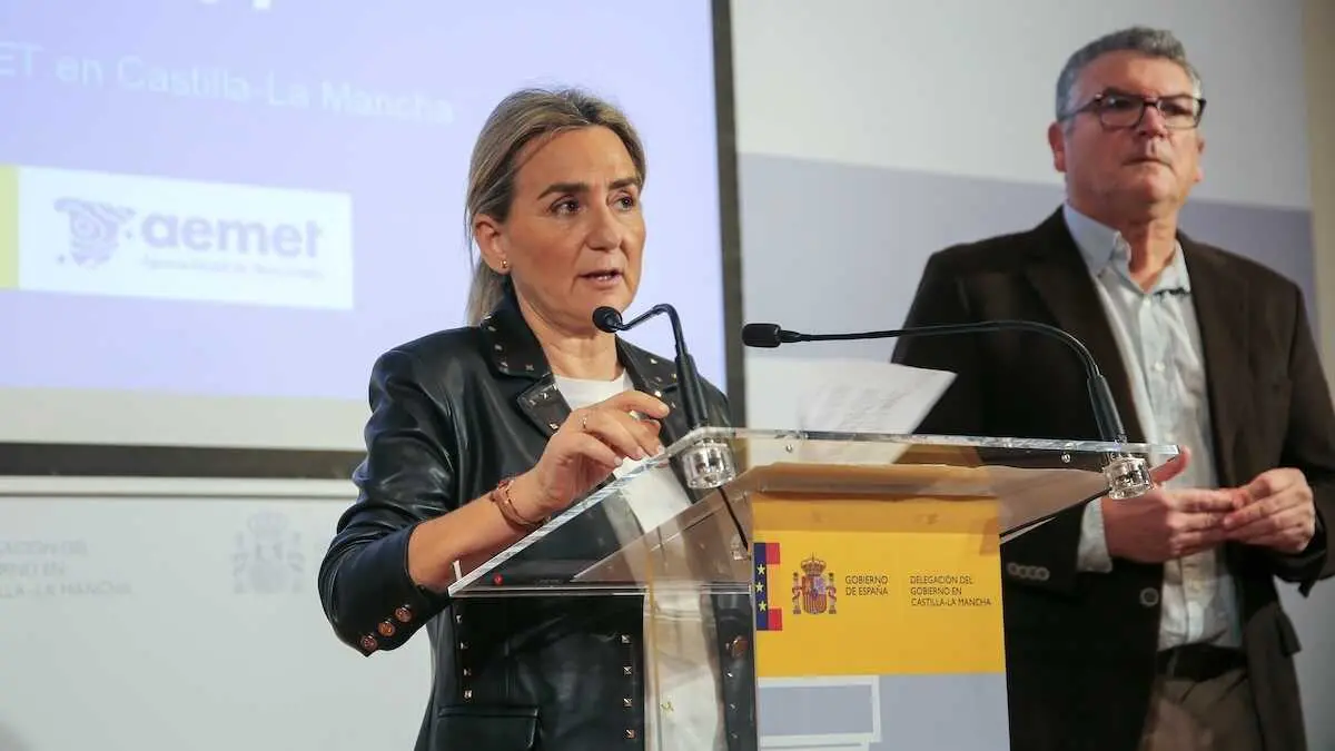 La delegada del Gobierno, Milagros Tol&oacute;n, acompa&ntilde;ada por el delegado de la Agencia Estatal de Meteorolog&iacute;a (AEMET) en Castilla-La Mancha, Luis Mar&iacute;a Ba&ntilde;&oacute;n