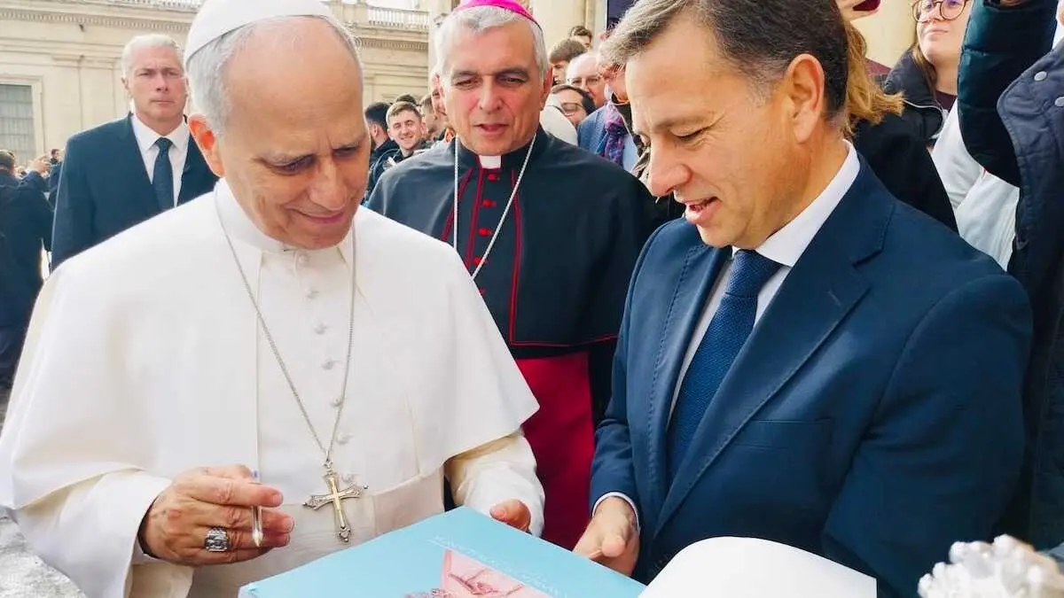Entregan al papa Le&oacute;n XIV una imagen de la Virgen de Los Llanos y una navaja de Albacete