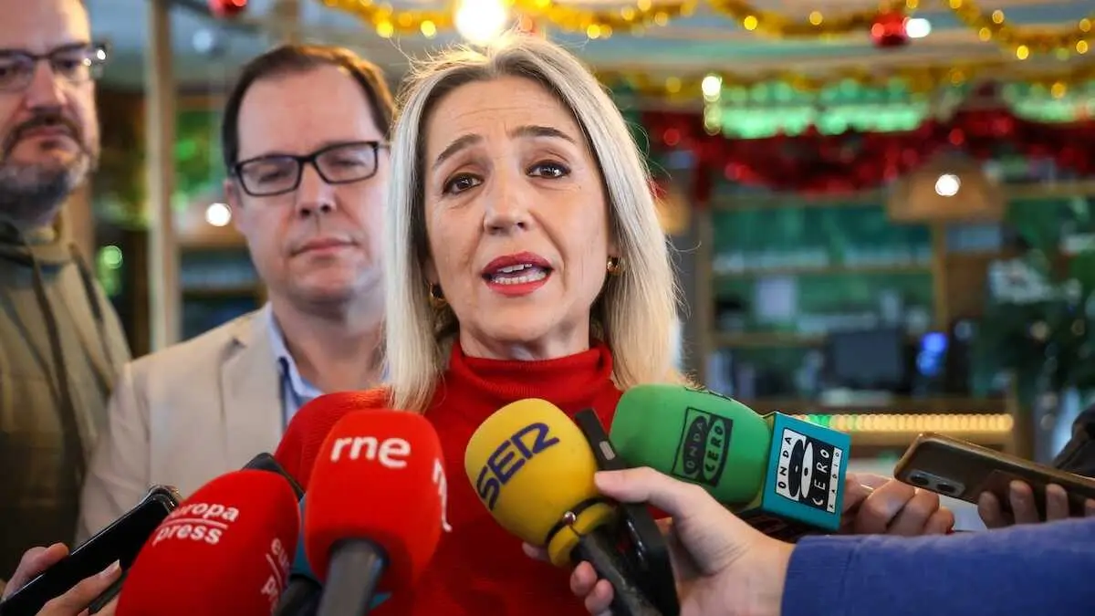 La presidenta del Grupo Municipal Vox y vicealcaldesa de Toledo, In&eacute;s Ca&ntilde;izares, atendiendo a los medios de comunicaci&oacute;n este mi&eacute;rcoles
