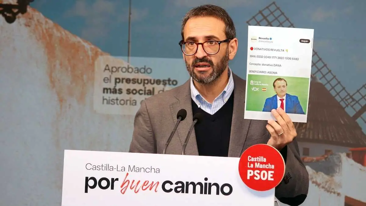 El secretario de Organizaci&oacute;n del PSOE de Castilla-La Mancha y diputado nacional, Sergio Guti&eacute;rrez, durante la rueda de prensa que ha ofrecido en la sede de los socialistas en Toledo