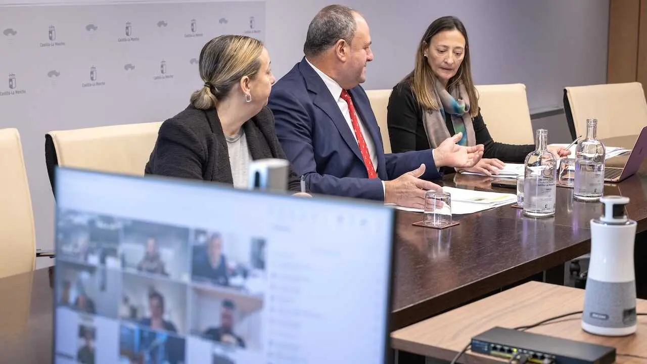 El consejero de Agricultura, Ganader&iacute;a y Desarrollo Rural, Juli&aacute;n Mart&iacute;nez Liz&aacute;n, preside el Patronato de la Fundaci&oacute;n Tierra de Vi&ntilde;edos, que se celebra en la Sala de Juntas de la Consejer&iacute;a