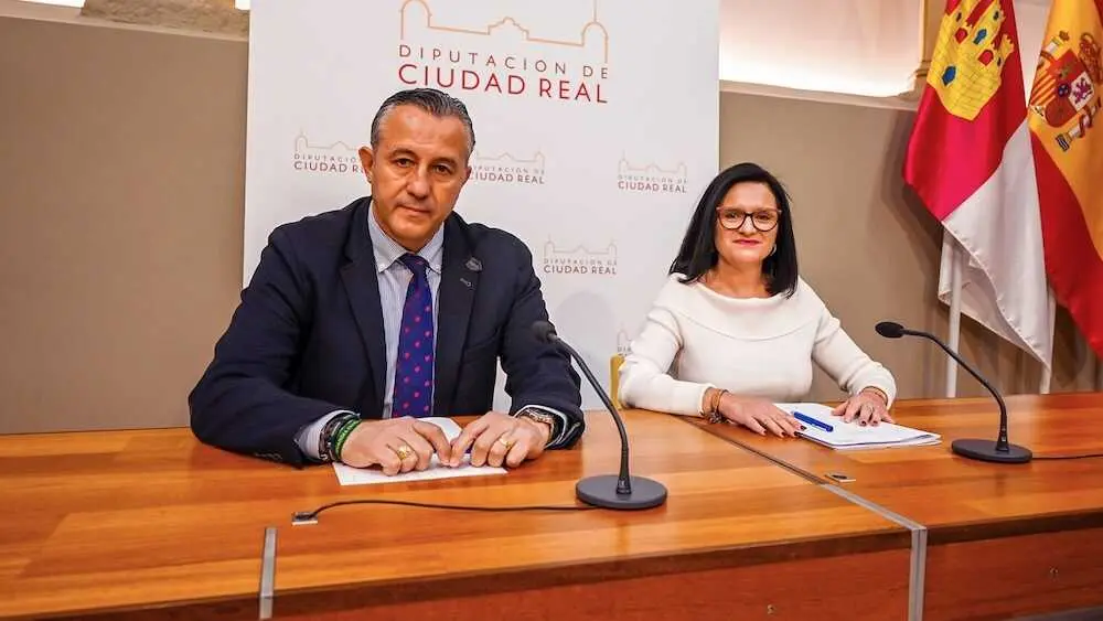 La portavoz del Gobierno de la Diputaci&oacute;n de Ciudad Real, Roc&iacute;o Zarco, ha ofrecido este jueves, acompa&ntilde;ada del viceportavoz y vicepresidente Adri&aacute;n Fern&aacute;ndez,en rueda de prensa