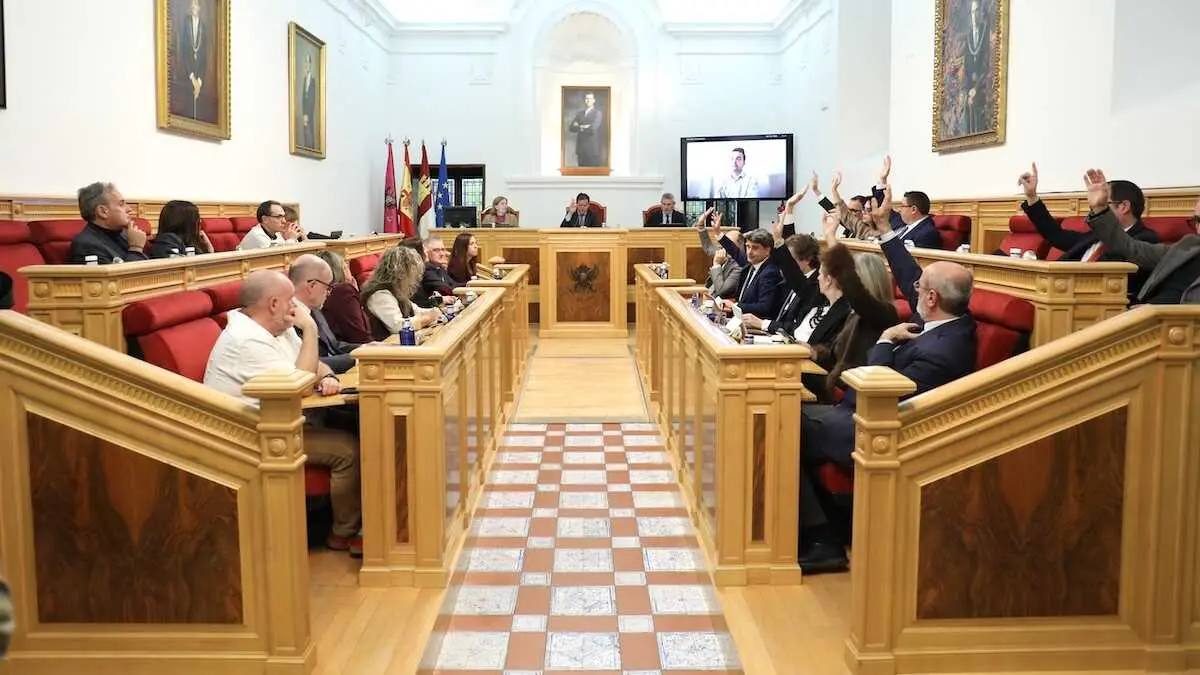 En la imagen un instante del Pleno del Ayuntamiento de Toledo que ha aprobado este jueves el presupuesto para 2026