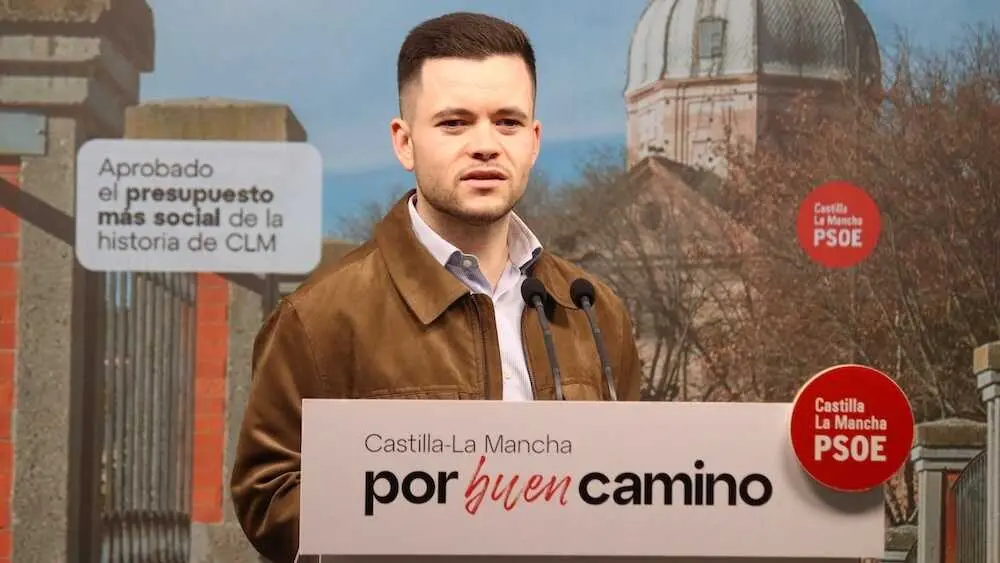 El diputado regional del PSOE, &Aacute;lvaro Toconar, durante la rueda de prensa que ha ofrecido en la sede de los socialistas en Toledo