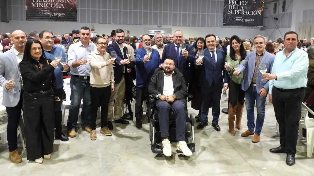 El consejero de Agricultura, Ganader&iacute;a y Desarrollo Rural, Juli&aacute;n Mart&iacute;nez Liz&aacute;n, en la presentaci&oacute;n de las nuevas a&ntilde;adas de Bodegas Campos Reales, cooperativa de El Provencio (Cuenca) que este a&ntilde;o conmemora su 75&ordm; aniversario