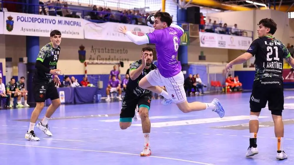 Torrelavega exhibe su poder y arrolla al Guadalajara en el Santamar&iacute;a (30-44)- Fotograf&iacute;a: Santi Molina