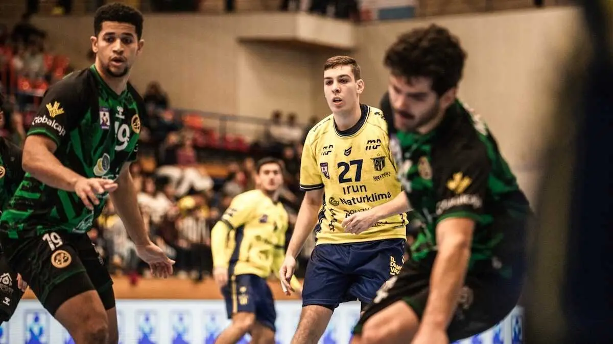 El Rebi Cuenca reacciona tarde en Artaleku y cae ante el Bidasoa en Ir&uacute;n (32-30) - Fotograf&iacute;a: Arrate Morales