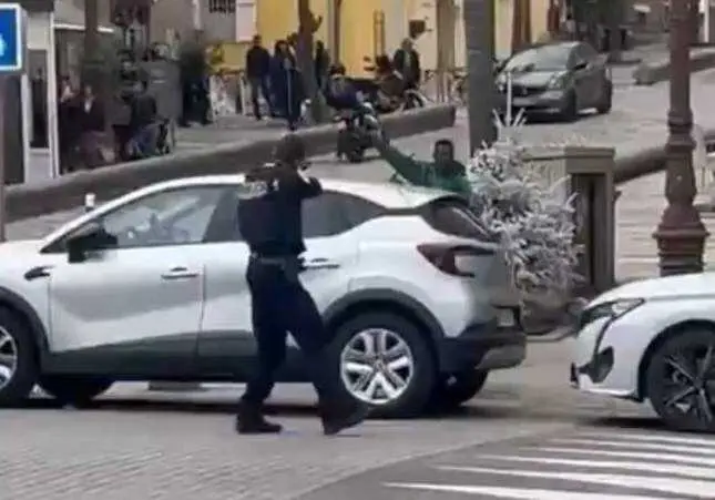 VIDEO. Abaten a tiros a un joven armado con un cuchillo que amenazaba a vecinos