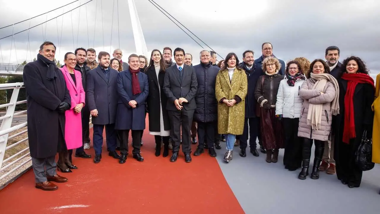 El presidente de Castilla-La Mancha, Emiliano Garc&iacute;a-Page, inaugura, en Miguelturra (Ciudad Real), la conexi&oacute;n peatonal y ciclista que une esta localidad con la capital ciudadreale&ntilde;a.