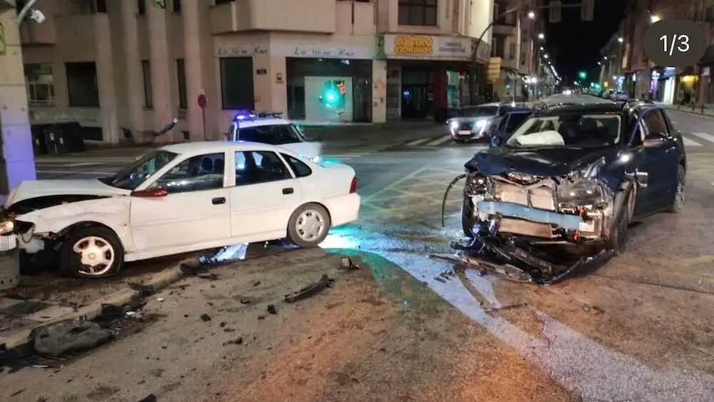 Tres personas heridas en una colisi&oacute;n entre dos turismos en una calle de Cuenca